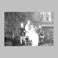 011-0241 Mutti Marie-Erika 1941 mit ihren vier Kindern.jpg